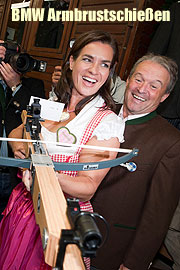 Oktoberfest 2011 - 8. BMW Armbrustschießen am 19.09.2011- Auf Tells Spuren mit Kathi Witt (Foto: M. Hangen/BMW)